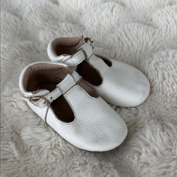 Monkey Feet White Leather Baby Shoes sz 18-24 mo - Picture 1 of 4